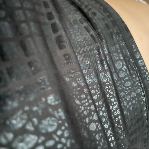 CROCODILE EMBOSSED BLACK TANK TOP - Picture 4 of 4